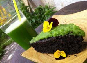 Receta vegetariana zumo verde con tarta algarroba